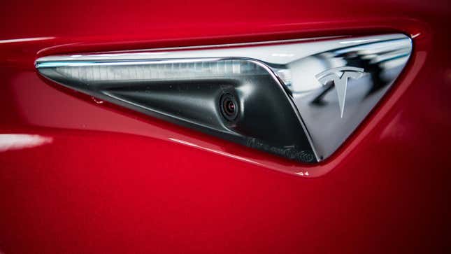 Una foto de una cámara en el costado de un automóvil Tesla. 